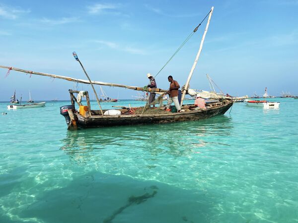 Un bote pesquero en las costas de Zanzíbar. - Sputnik Mundo