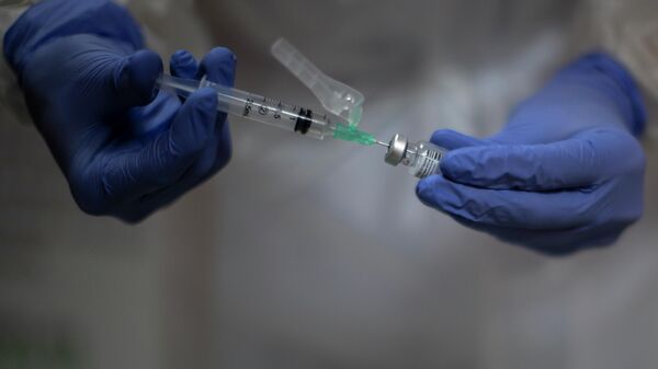 Un profesional de la salud prepara la vacuna Pfizer-BioNTech contra el coronavirus para los residentes de la residencia de ancianos en Alcalá Henares. España, 28 de enero de 2021. - Sputnik Mundo