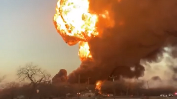 Gran explosión y encendió al colisionar un tren con combustible y un camión en EEUU - Sputnik Mundo