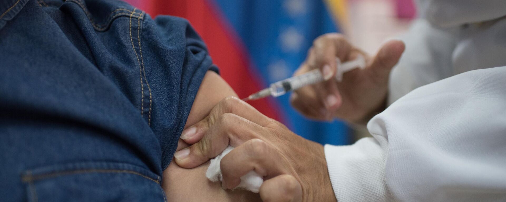 Un trabajador de la salud de Venezuela inyecta una dosis de Sputnik V a un paciente en Caracas, Venezuela - Sputnik Mundo, 1920, 13.12.2021