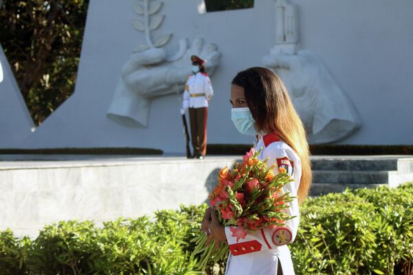Flores en el Mausoleo al Soldado Internacionalista Soviético, La Habana - Sputnik Mundo