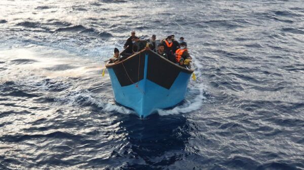 Inmigrantes llegando en patera a las Islas Canarias - Sputnik Mundo