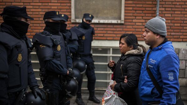 Jessica Bernice Michelena y su esposo Eduardo Lucas Zambrano abandonan el apartamento que ocupaban luego de ser desalojados por la policía. Madrid, 3 de febrero de 2015. - Sputnik Mundo