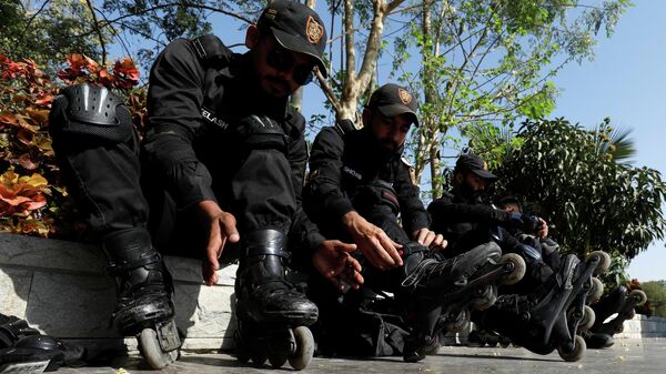 Policías en patines, en Karachi, Pakistán - Sputnik Mundo
