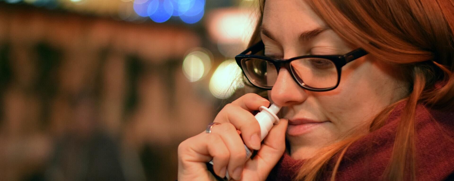 Una mujer utilizando espray nasal Una mujer utilizando espray nasal - Sputnik Mundo, 1920, 24.02.2021