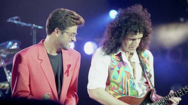 George Michael junto a Brian May en el concierto homenaje a Freddie Mercury, en 1992 - Sputnik Mundo