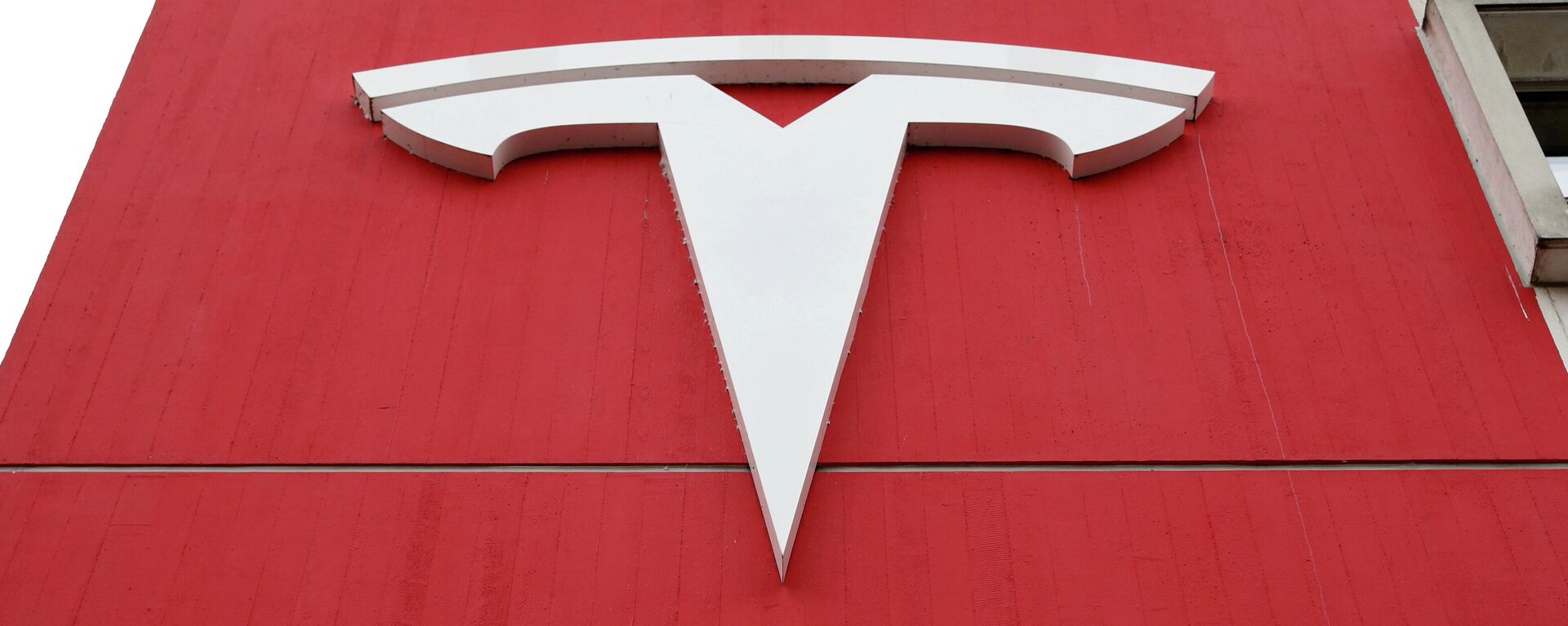 El logotipo del fabricante de automóviles Tesla - Sputnik Mundo, 1920, 26.02.2021