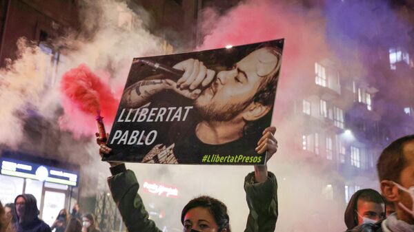 Protestas en Barcelona por la detención de Pablo Hasél - Sputnik Mundo