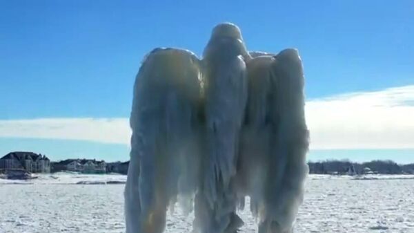 Un misterioso 'ángel' surge a orillas del lago Michigan - Sputnik Mundo
