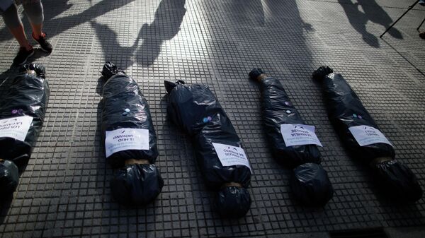 Bolsas mortuorias con nombres de referentes del oficialismo colocadas frente a Casa Rosada - Sputnik Mundo