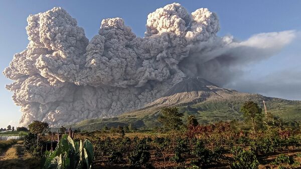 Volcán indonesio Sinabung - Sputnik Mundo
