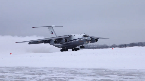 Pilotos rusos despegan y aterrizan unos IL-76 en una pista sin pavimentar cubierta de nieve - Sputnik Mundo