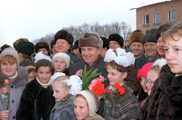 Una visita de Gorbachov a la región de Oriol, en 1988. - Sputnik Mundo