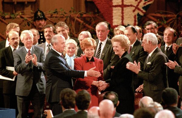 Mijaíl Gorbachov junto a su esposa, Raísa, y la entonces primera ministra británica, Margaret Thatcher, en Londres, en 1989. - Sputnik Mundo