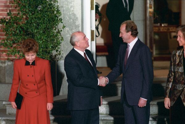 Una reunión entre Mijaíl Gorbachov y el entonces rey de España, Juan Carlos I, en la Conferencia de Paz para Oriente Medio en Madrid, en 1991. A la izquierda, Raísa Gorbachov. - Sputnik Mundo