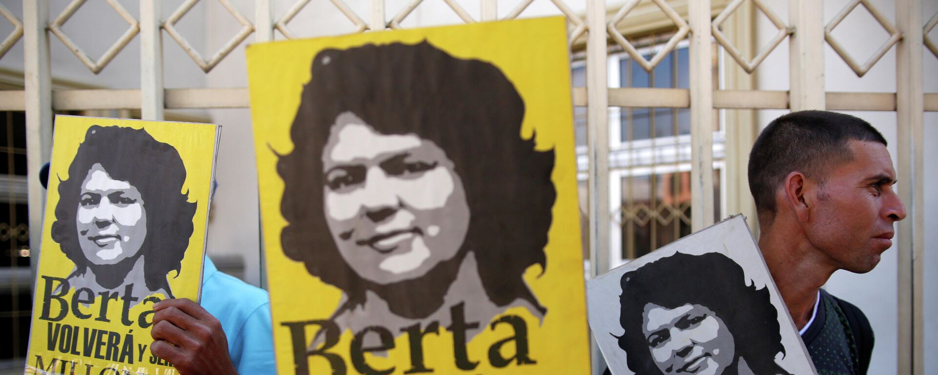 Pancartas con la imagen de Berta Cáceres - Sputnik Mundo, 1920, 02.03.2021