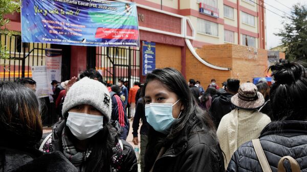Estudiantes de la Universidad Pública de El Alto (UPEA) reunidos tras la tragedia estudiantil - Sputnik Mundo