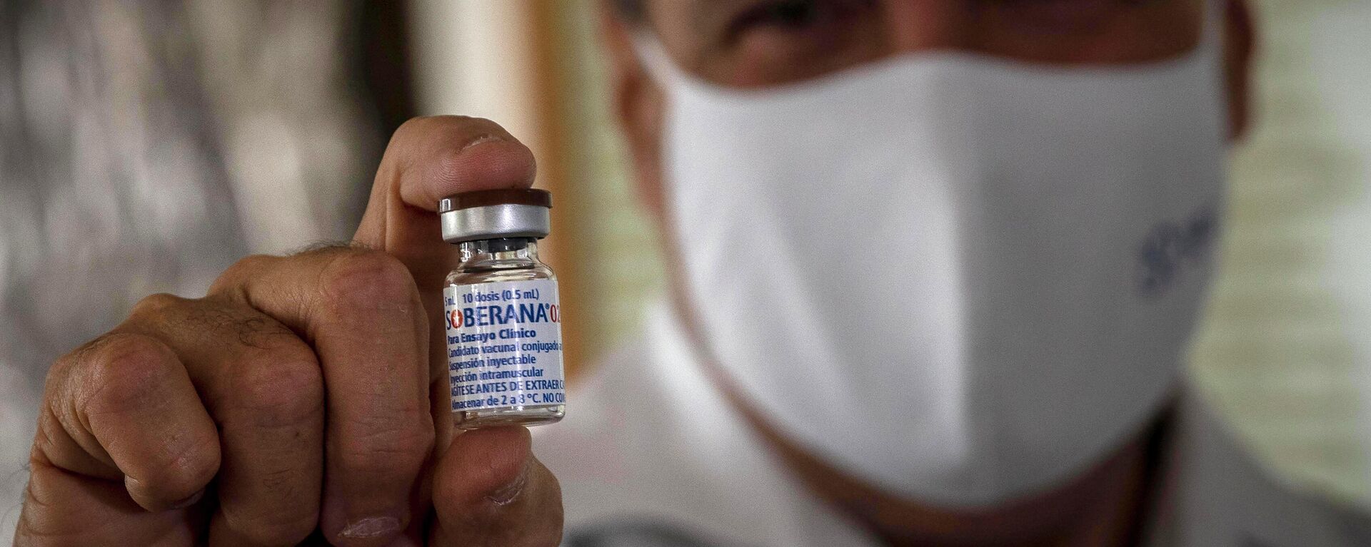Un médico sostiene la vacuna cubana Soberana 02 contra COVID-19 - Sputnik Mundo, 1920, 20.11.2021