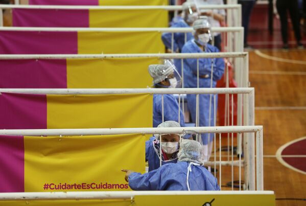 Unas enfermeras se preparan para vacunar a los residentes locales con la vacuna Sputnik V en el estadio River Plate de Buenos Aires. - Sputnik Mundo