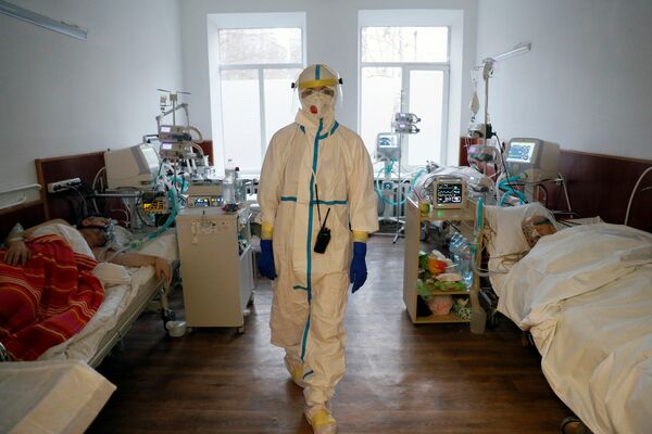 Una doctora en un hospital para los pacientes con COVID-19 en la capital ucraniana de Kiev. - Sputnik Mundo