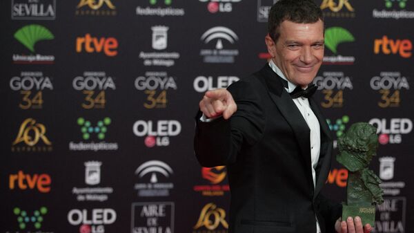 Antonio Banderas posa con el premio Goya al mejor actor por su papel en 'Dolor y Gloria' - Sputnik Mundo