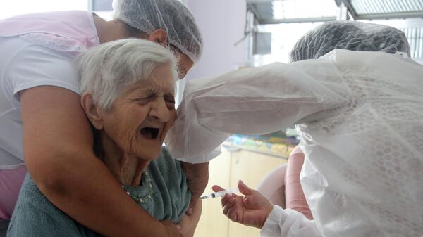 Enfermeras aplican una dosis de la vacuna de Sinovac a una anciana en el estado de Sao Paulo - Sputnik Mundo