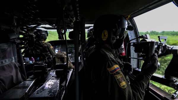 Un helicóptero militar colombiano (imagen referencial) - Sputnik Mundo