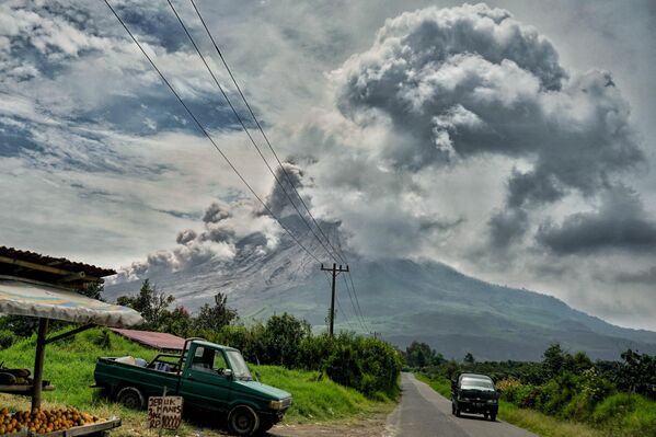 La erupción del volcán Sinabung en Indonesia. - Sputnik Mundo