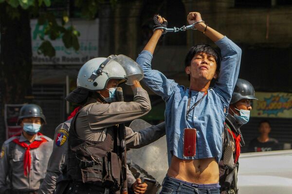 Un manifestante fue detenido por un agente de Policía durante un mitin en la ciudad de Rangún contra el golpe militar en Birmania.  - Sputnik Mundo