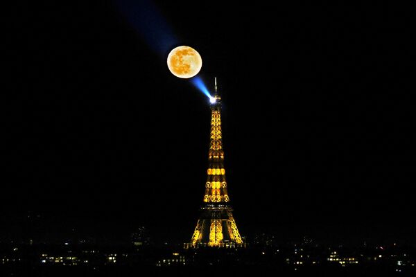 La Luna sobre la Torre Eiffel en París. - Sputnik Mundo