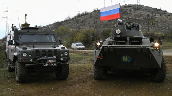 Un vehículo militar multiuso Rys (a la izquierda) y un vehículo blindado de combate (a la derecha) del Ejército de Rusia - Sputnik Mundo