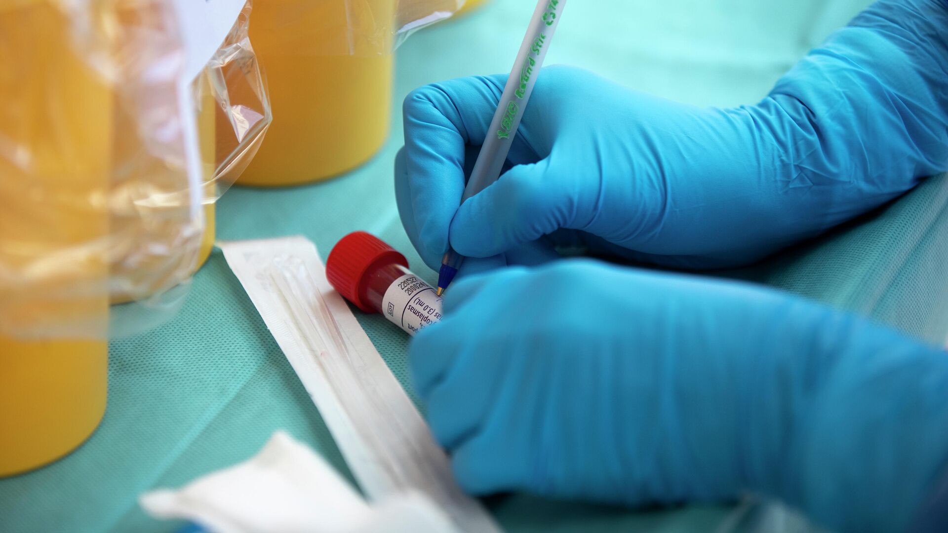 Un trabajador de la salud toma una muestra para una prueba de PCR para el coronavirus COVID-19 en un hospital en Coslada, España, el lunes 20 de abril de 2020. - Sputnik Mundo, 1920, 10.01.2022