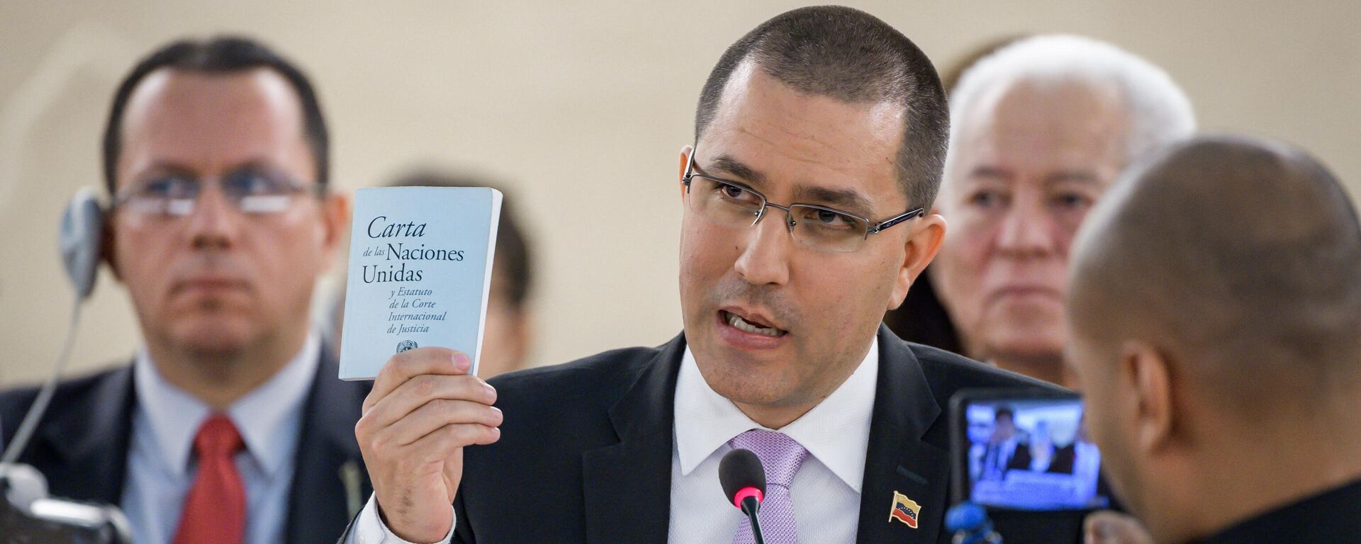 El ministro de Relaciones Exteriores de Venezuela, Jorge Arreaza, muestra la carta de las Naciones Unidas durante su discurso ante el Consejo de Derechos Humanos de las Naciones Unidas el 12 de septiembre de 2019 en Ginebra. - Sputnik Mundo, 1920, 06.03.2021