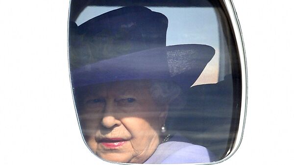 La reina Isabel II en un avión - Sputnik Mundo