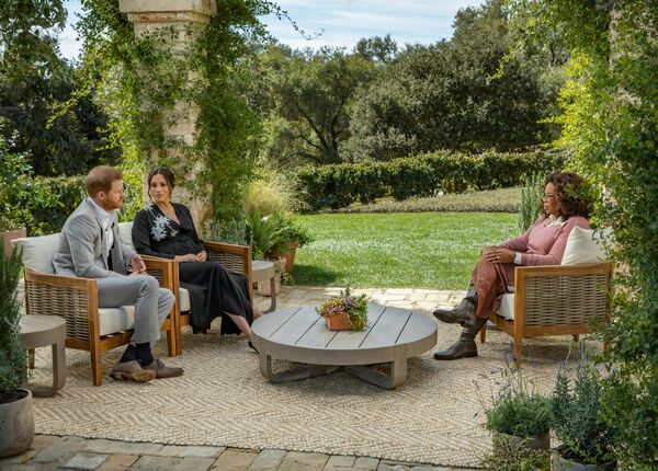 El 7 de marzo Meghan Markle y el príncipe Harry ofrecieron una entrevista a la presentadora de televisión Oprah Winfrey. Los duques de Sussex afirmaron que se desvincularon de la familia real británica luego de que algunos de sus miembros realizaron supuestamente comentarios racistas sobre la pareja y sus hijos. - Sputnik Mundo