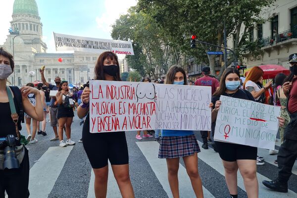El Día Internacional de la Mujer fue otra jornada de lucha del feminismo fuera del Congreso argentino - Sputnik Mundo