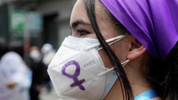 Una mujer durante las protestas en el marco del 8-M en Bolivia - Sputnik Mundo