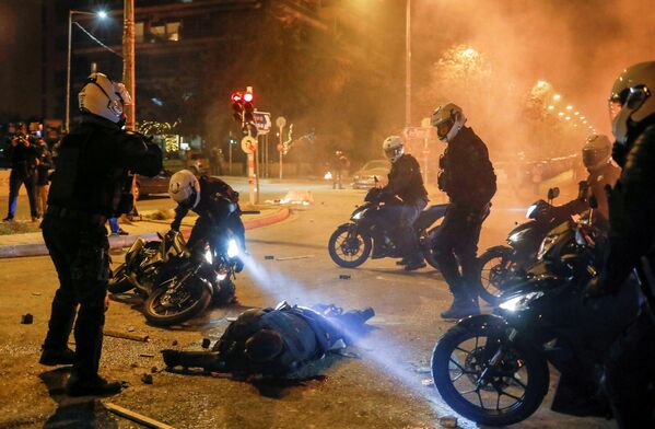 Algunos de los que participaron en los disturbios han sido detenidos. El primer ministro griego pronunció un discurso televisado en el que pidió que cesase la violencia en las calles. - Sputnik Mundo