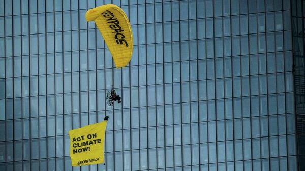 Activistas de Greenpeace en parapente cerca del edificio del Banco Central Europeo - Sputnik Mundo