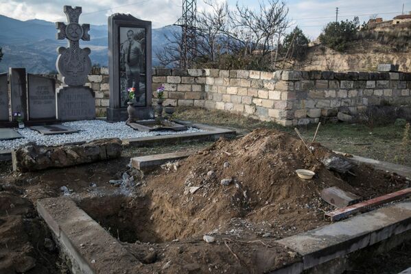 Durante el conflicto en Nagorno Karabaj murieron más de 4.000 personas. Al abandonar sus hogares, algunos habitantes llevaron consigo los restos de sus familiares para enterrarlos en Armenia. - Sputnik Mundo