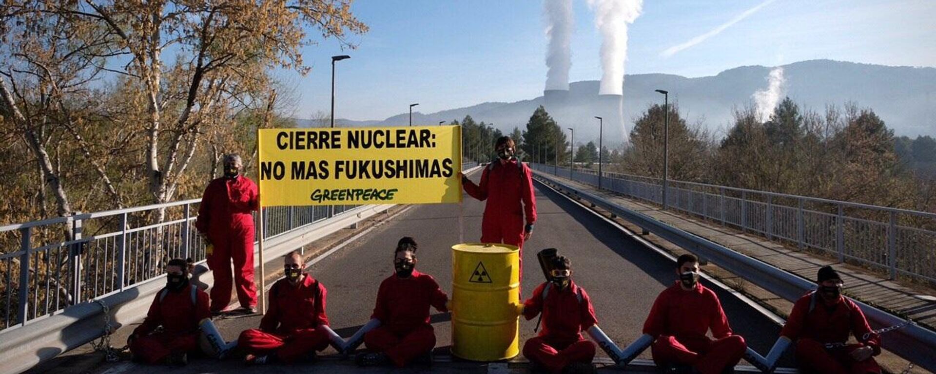 Acto de protesta de activistas de Greenpeace en la vía de acceso a la nuclear de Cofrentes - Sputnik Mundo, 1920, 11.03.2021