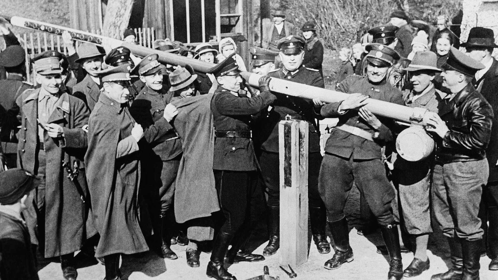 Los austriacos quitan la barrera que separa su país de Alemania, 1938 - Sputnik Mundo, 1920, 12.03.2021