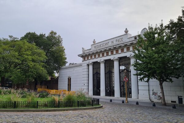  Cementerio de la Recoleta, en el barrio de clase alta que lleva su nombre, frente a Plaza Francia. - Sputnik Mundo
