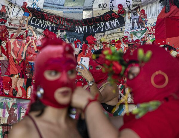 Participantes de la marcha por el Día Internacional de Mujer en Santiago, Chile. - Sputnik Mundo