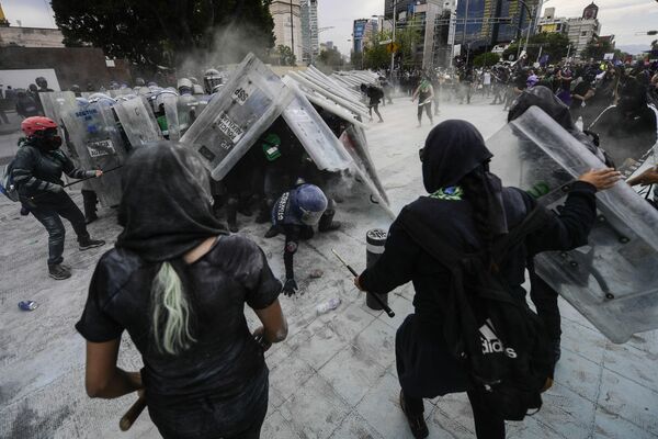 El choque de los manifestantes con los agentes de la Policía durante las protestas en el Día Internacional de la Mujer en Ciudad de México. - Sputnik Mundo