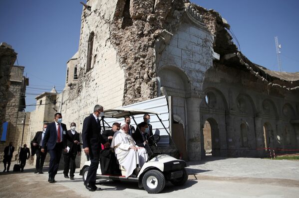 El papa Francisco guarda un minuto de silencio cerca del templo en la ciudad antigua de Mosul durante su visita a Irak. - Sputnik Mundo
