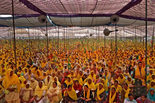 Mujeres granjeras participan en una protesta contra las leyes que menoscaban los derechos de los granjeros, en el Día Internacional de la Mujer en Bahadurgarh, la India.  - Sputnik Mundo