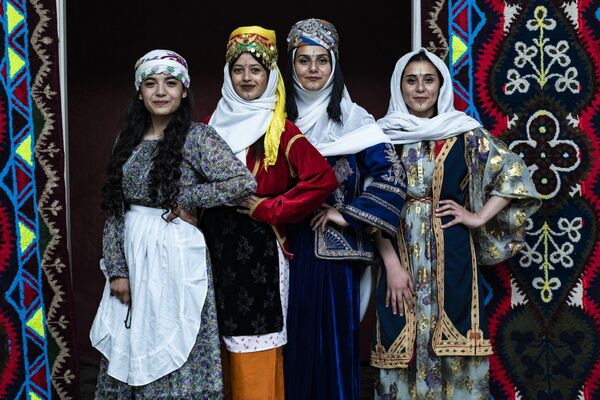 Mujeres kurdas en ropa tradicional posan durante la ceremonia anual de la celebración del Día de la ropa kurda en la ciudad de Qamishli, noreste de Siria. - Sputnik Mundo
