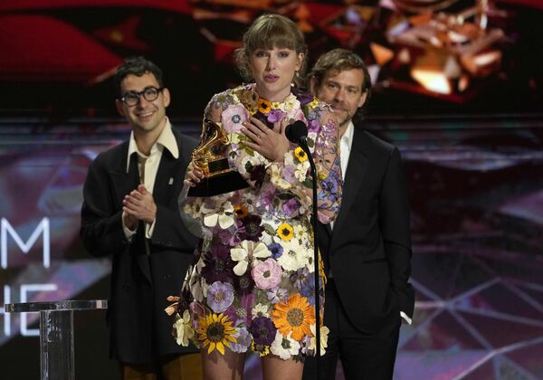 Folklore de Taylor Swift (en la foto) se convirtió en el álbum del año. - Sputnik Mundo