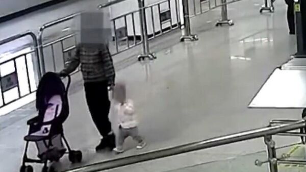 Reacción rápida: un guardia de seguridad chino salva a un niño en una escalera mecánica - Sputnik Mundo